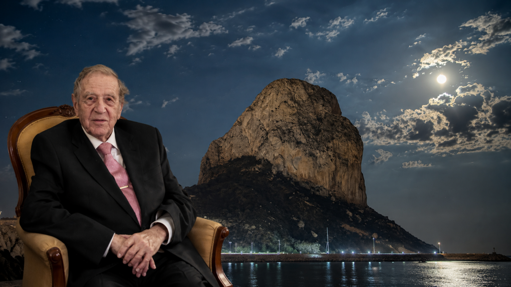 Pedro Martínez Crespo junto al Peñón de Ifach